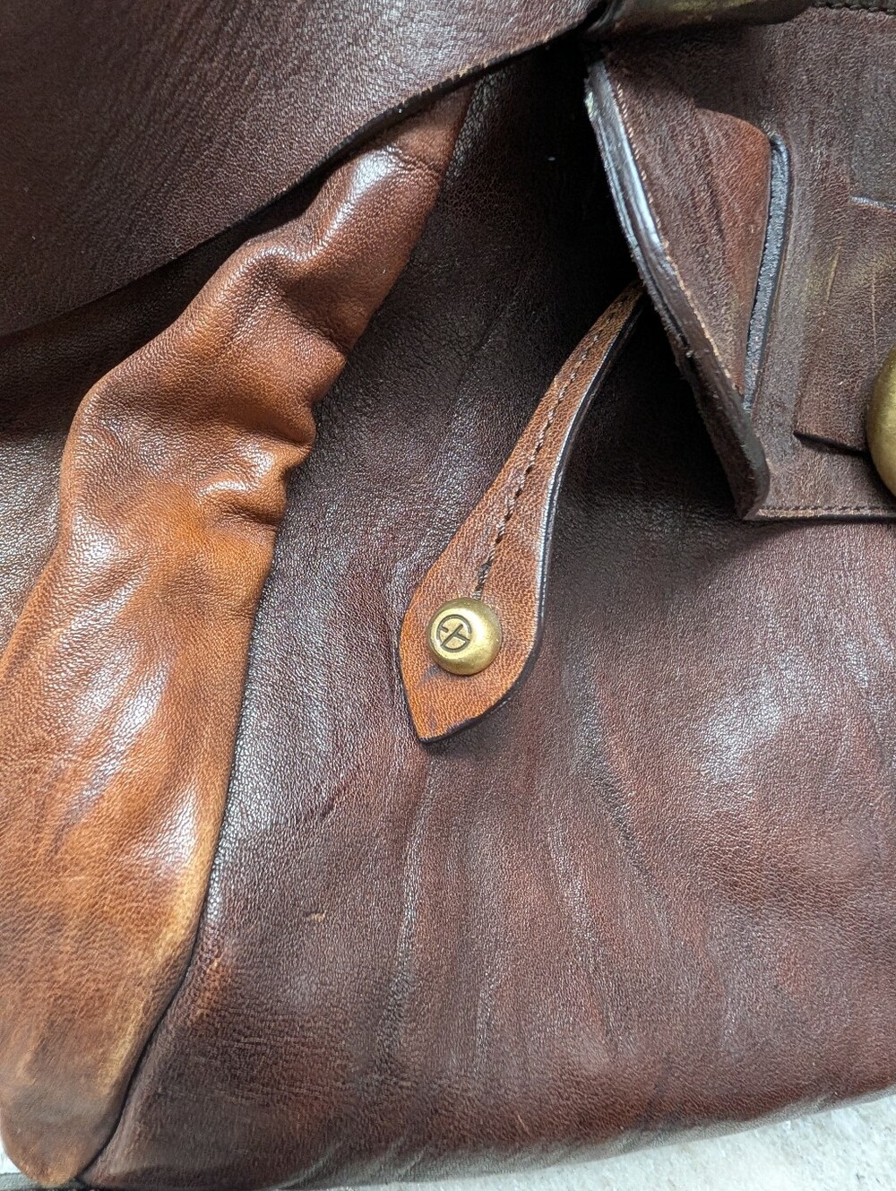 Francesco Biasia Distressed Brown Leather Shoulder Bag with Brass Ring Detail - Picture 3 of 16